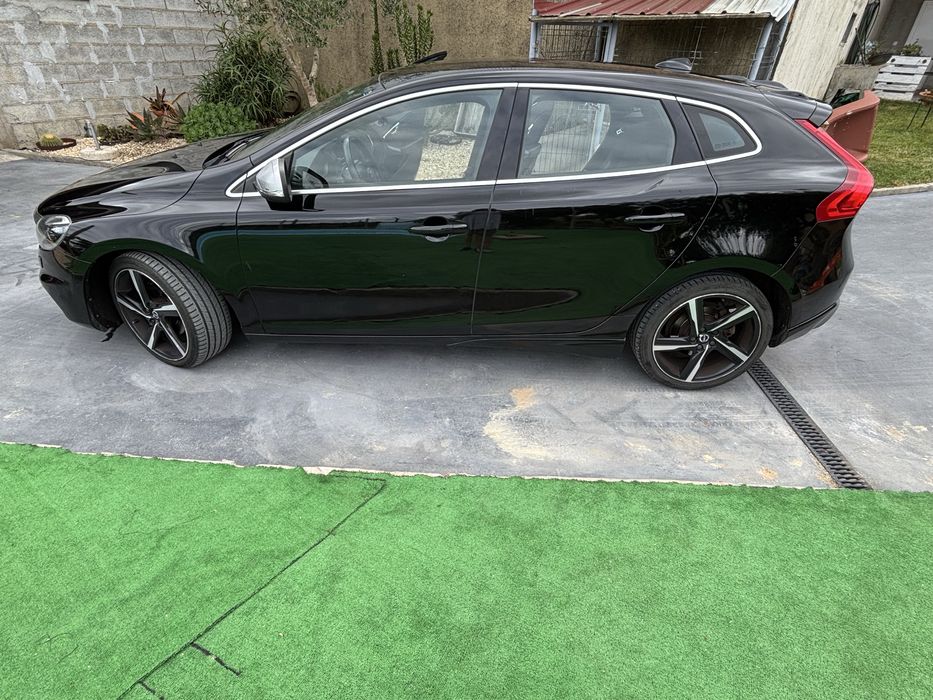 VOLVO V40 R Design
