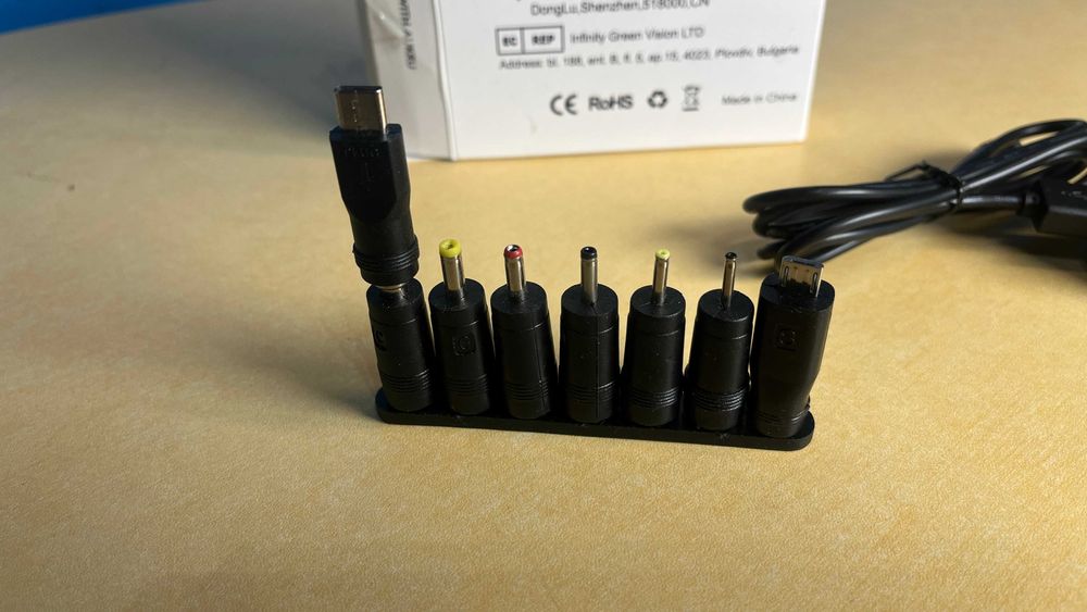 Ładowarka uniwersalna  AUKRU 5V 0,5A 2000mA, 8 końcówek spp35