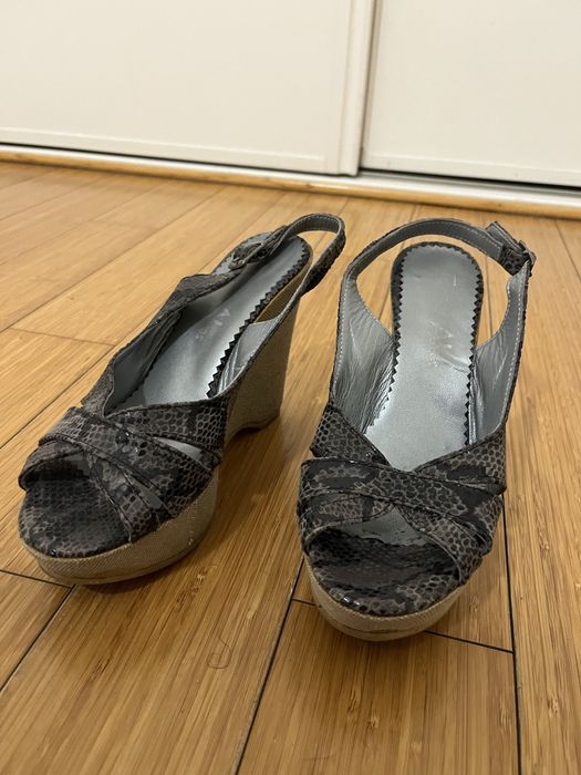 Saltos altos padrão cobra