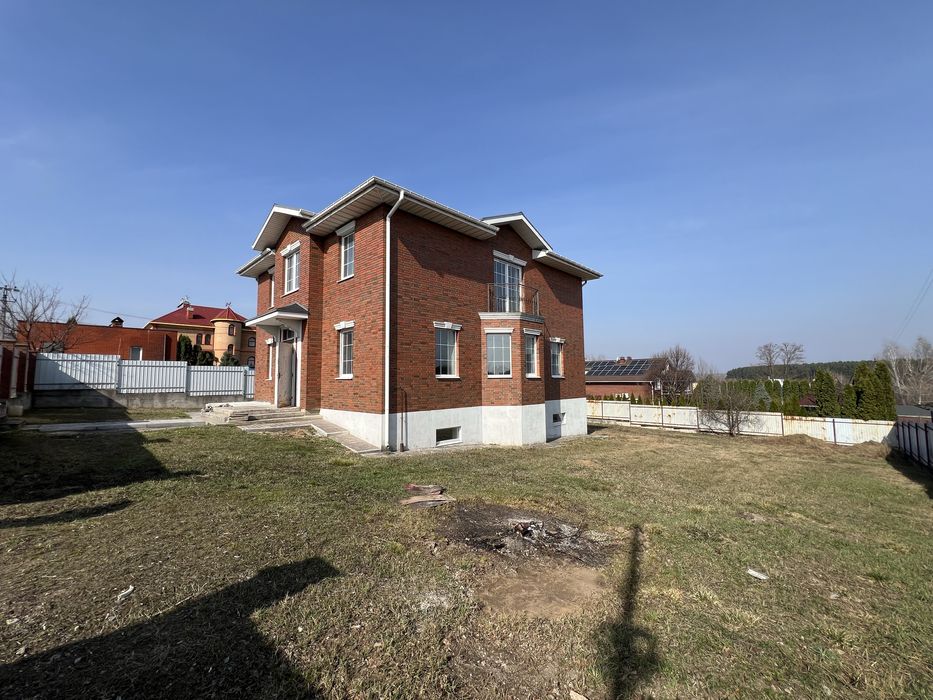 Продаж будинку 200м2 з підвалом на великій ділянці 10 сотках в Бобриці