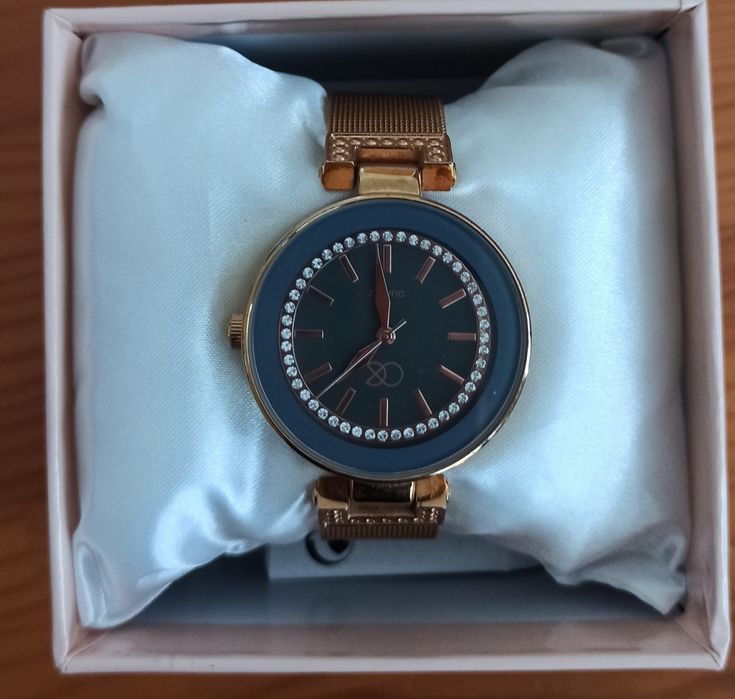 Relógio Quartz em ótimo estado de conservação, dourado com brilhantes