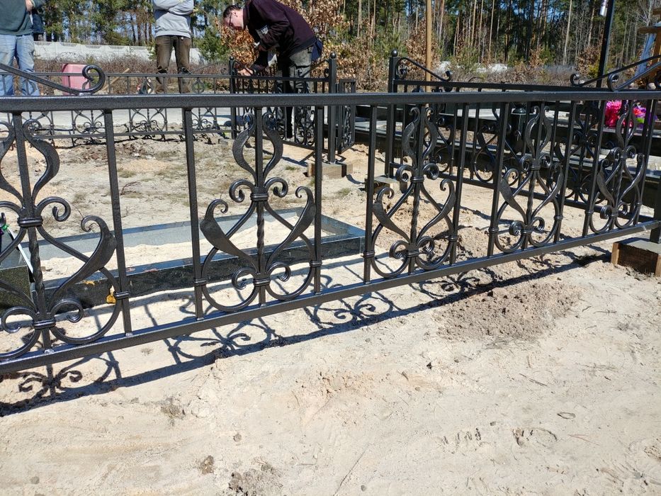 Оградки на кладбище, кованые кресты на могилу ,столы.