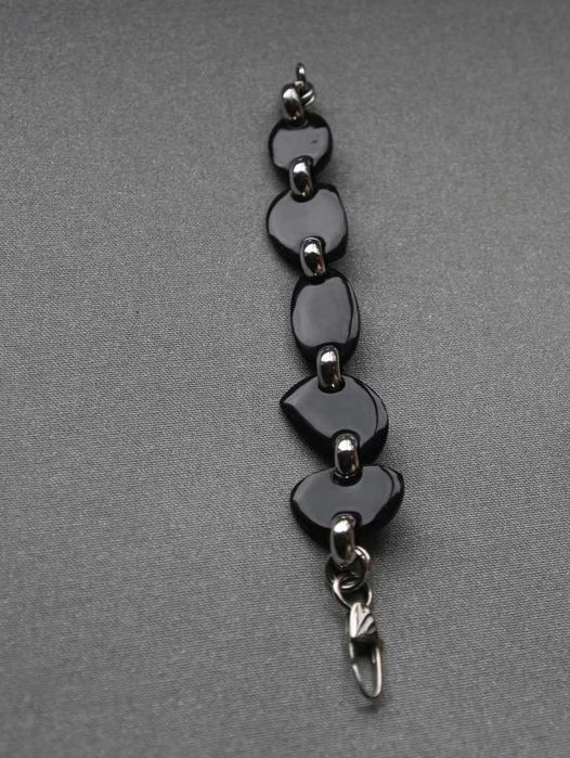 Pulseira de bijutaria com pedras pretas