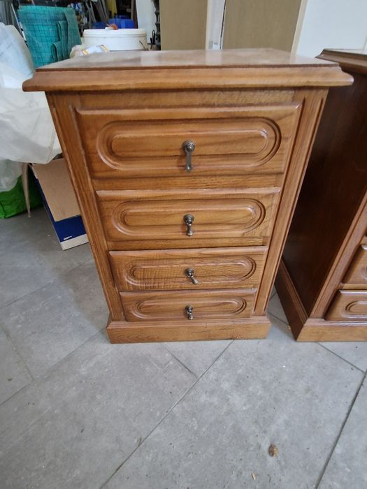 Cama e mesinhas de cabeceiras
