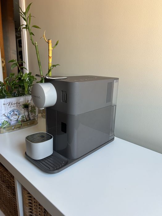 Nespresso De'Longhi Lattissima One Evo - Muito Bom Estado