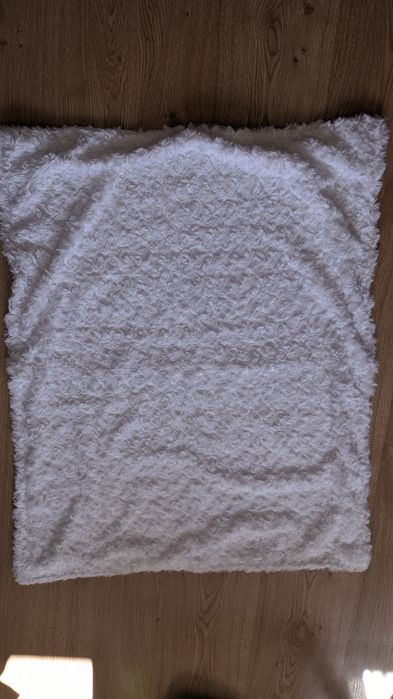 Ciepły, biały kocyk dziecięcy