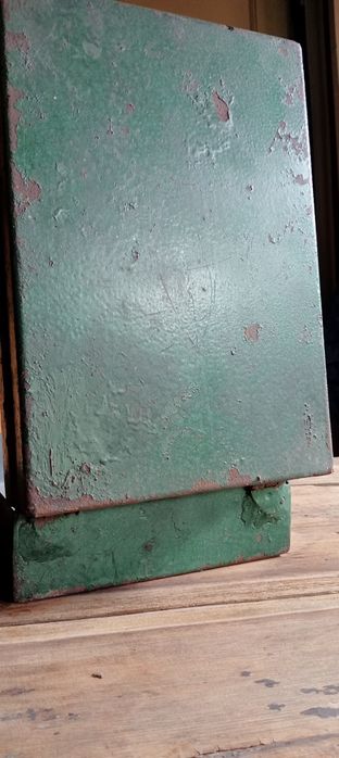 Caixa em ferro antiga, rudimentar