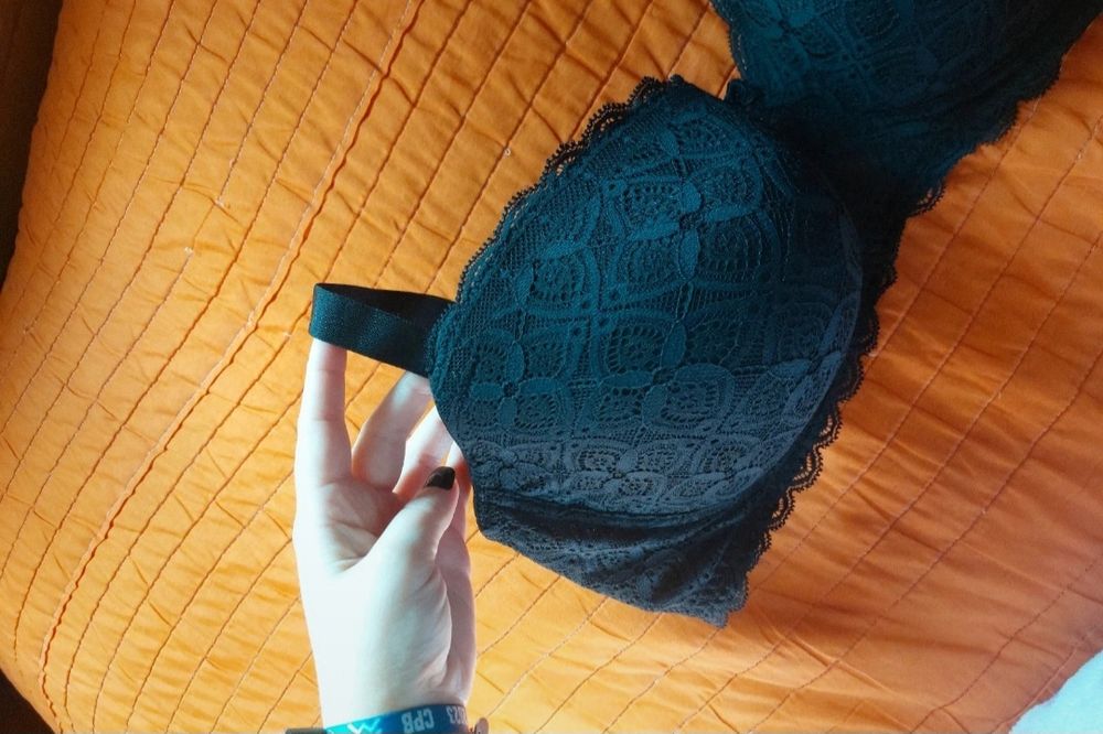 Soutien intimissimi 38E ou 38DD.  ( EU: 85E, FR:95E). Em renda