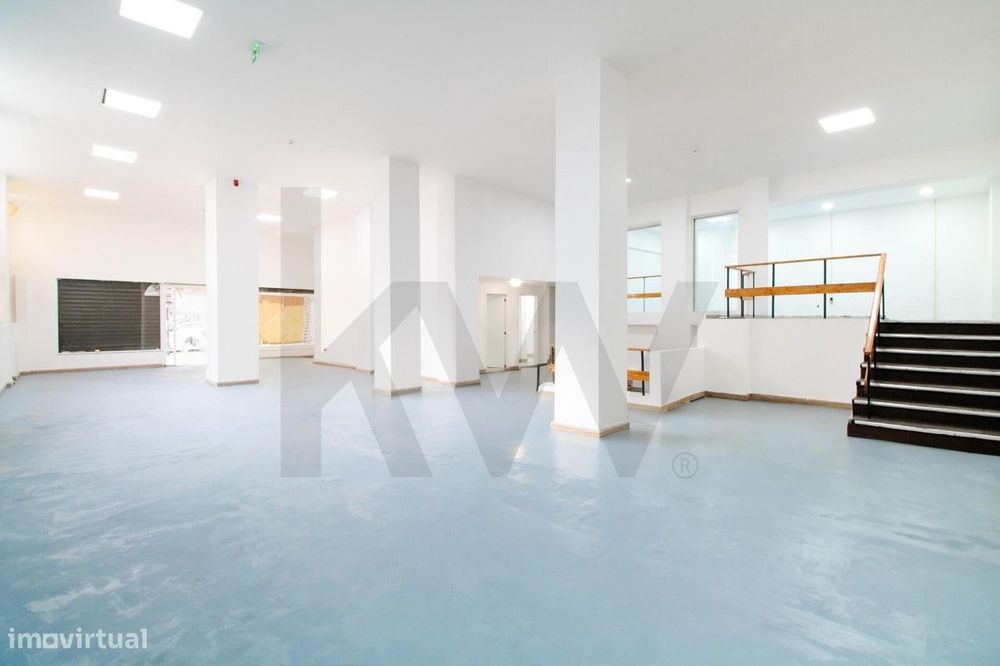 Espaço comercial na Av. Almirante Reis – 900 m2 em Localização Estraté