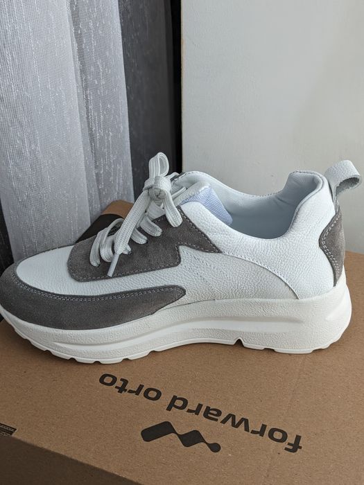 Кросівки жіночі шкіряні