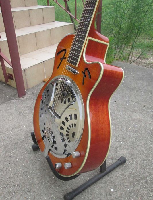 Guitarra eletroacústica Fender FR-50CE Resonator com estojo