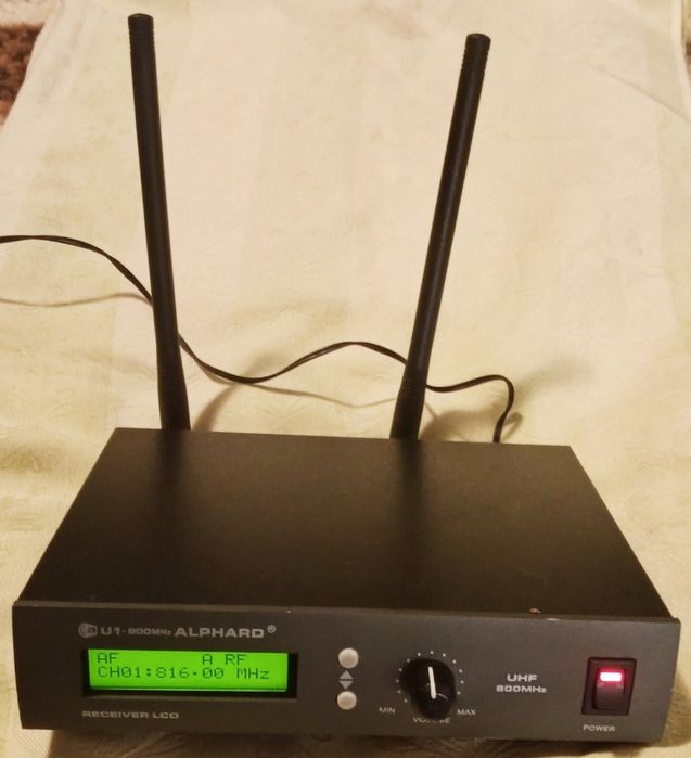 Odbiornik Alphard U1-800MHz - profesjonalny system mikrofonów bezprzewodowych.