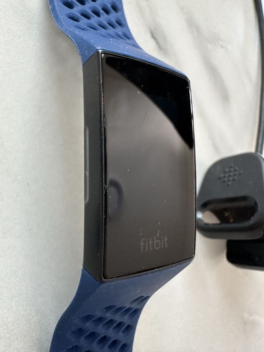 Fitbit Charge 4 z opaska