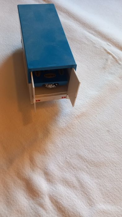 miniatura colecionável Norev Saviem SG4 "Racing Team Jimmy Mieusset", um camião em escala 1:43 produzido em plástico.