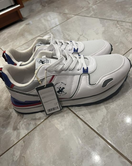 Продаються нові кросівки!