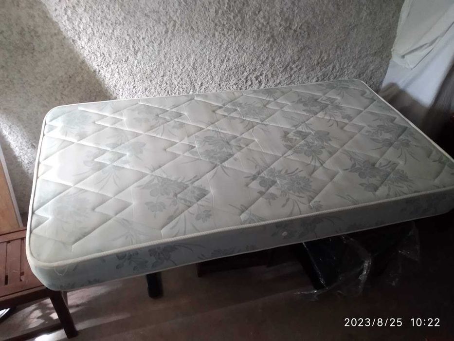 Cama de pinho maciço (200x105 cm) com estrado e colchão