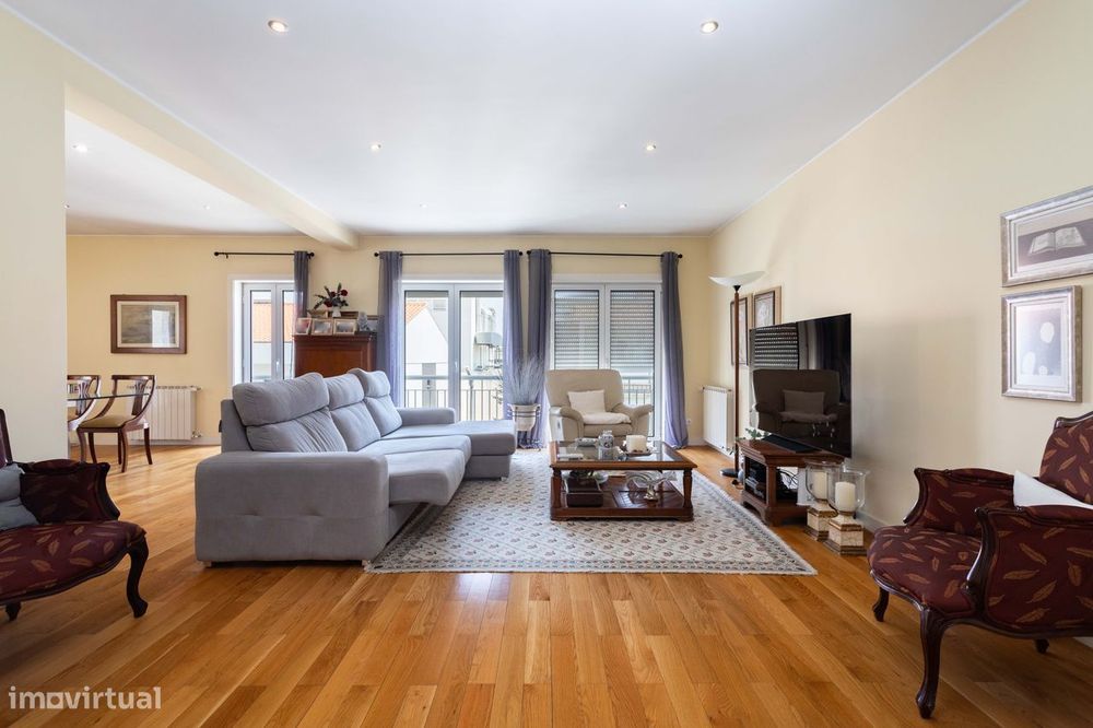 T4+1 Duplex - Top Floor - 3 Suites and 3 Parking Spaces in
