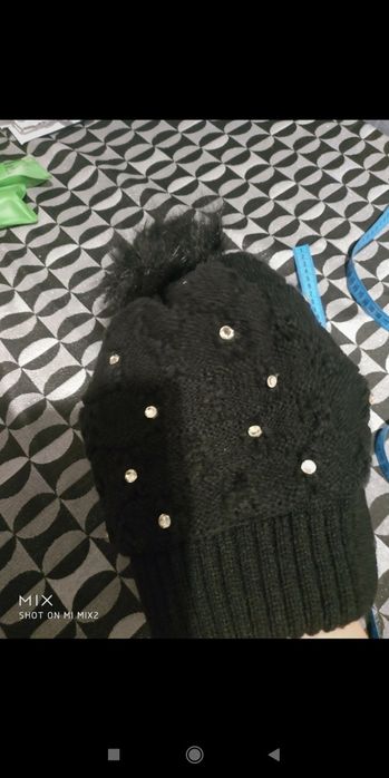 Czarna czapka damska.