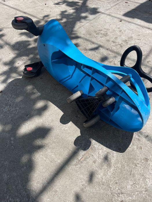 Самокатик детский на два три годика исправный на пяти колесах