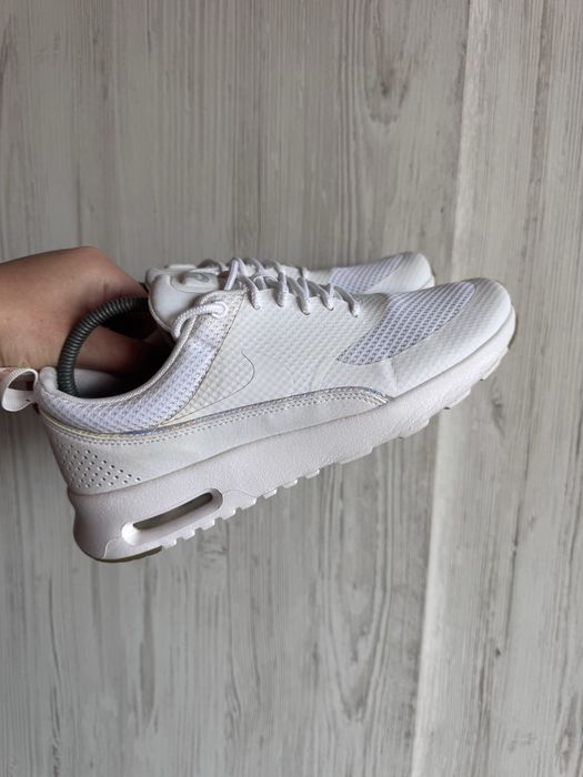 жіночі білі кросівки Nike Air Max Thea