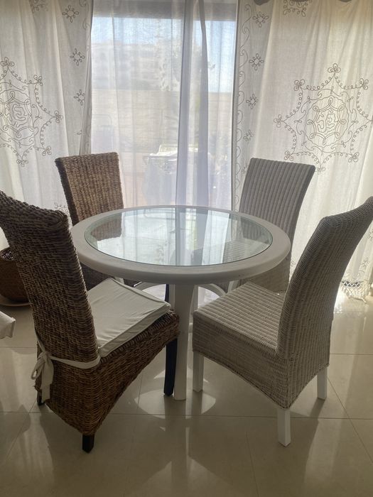 Mesa redonda com 4 cadeiras