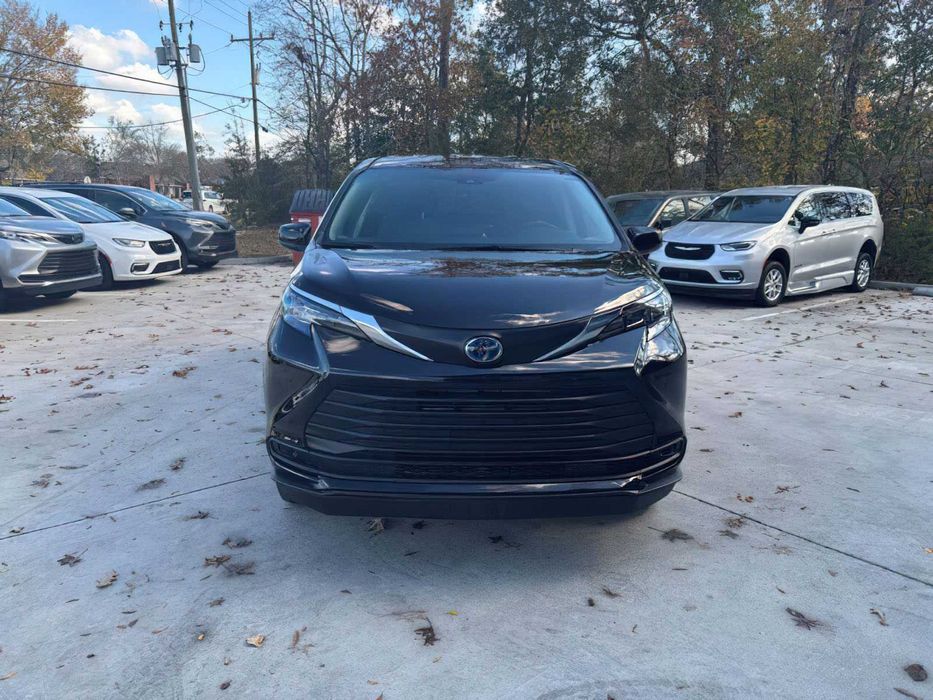 Toyota Sienna LE 8-Passenger      2024