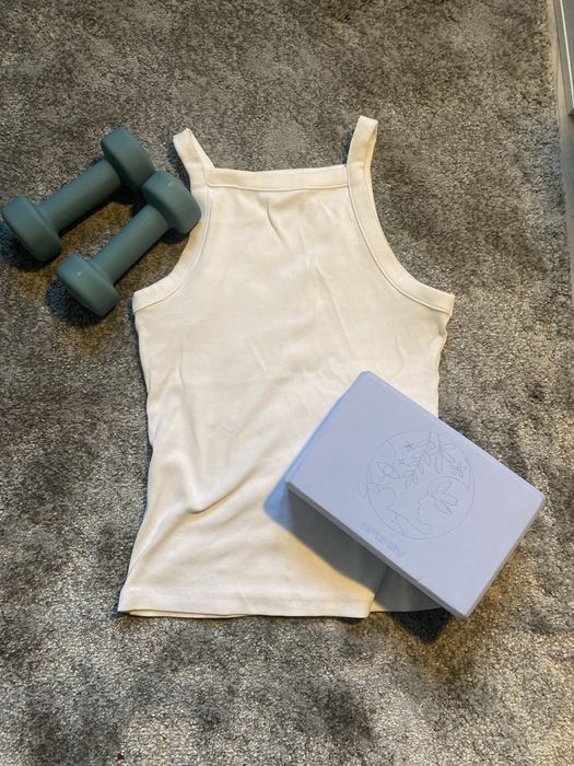 Piękna biała koszulka bez rękawków