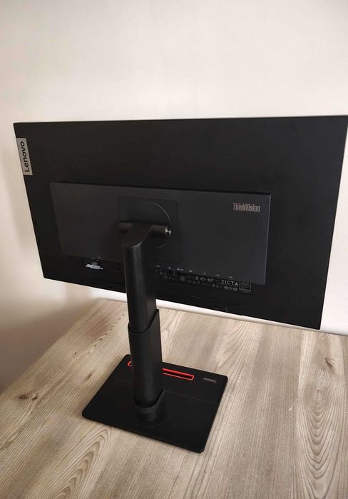 Monitor Lenovo 27 cali Bardzo dobrym stanie