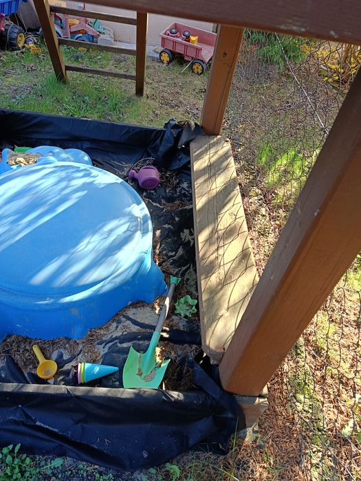 Plac zabaw domek dla dzieci zjeżdżalnia huśtawka piaskownica