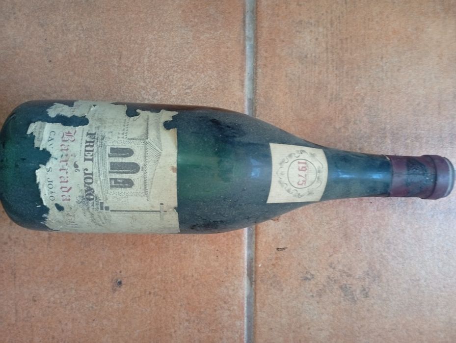 Vinhos antigos de várias regiões e castas