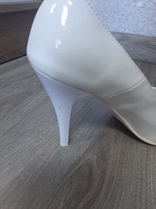 Продам туфлі лакові, білі. Розмір 35 -36