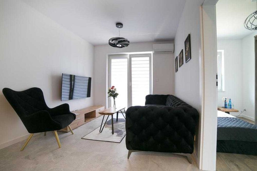 Piękna Sofa welurowa, czarna, pikowana SPRZEDAM stan jak nowy