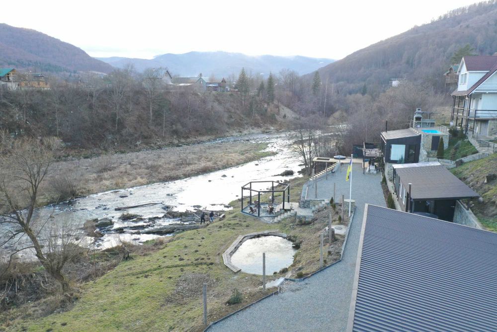 Котедж в Яремчі біля річки, на висоті)