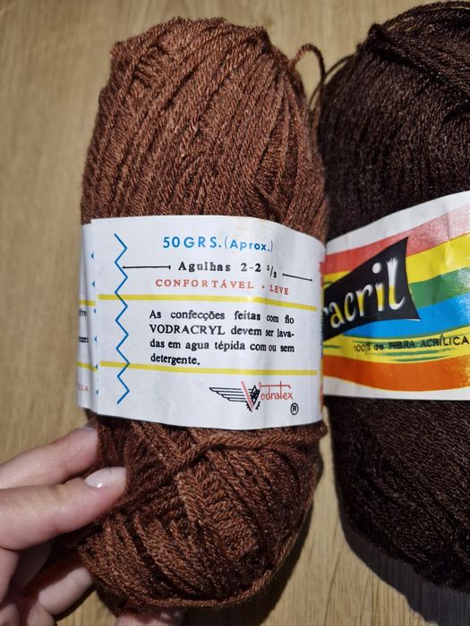 Conjunto de novelos e meadas de lã