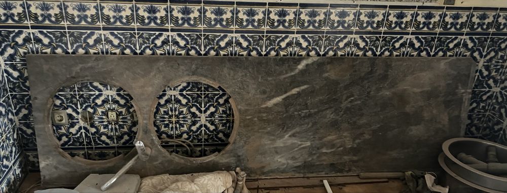 Pedra para banca de cozinha com torneira misturadora e duas pias