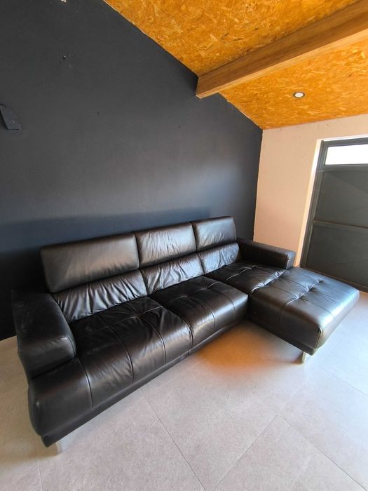 Sofá Chaise Longue em Pele Preta – Moderno e Confortável