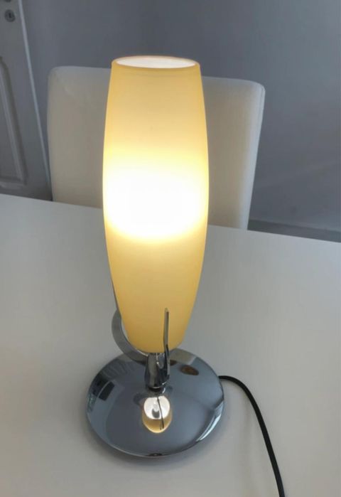 Candeeiro de mesa de metal e vidro amarelo