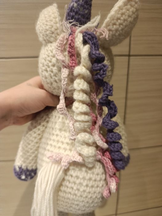 Oddaje plyszanke jednorożca