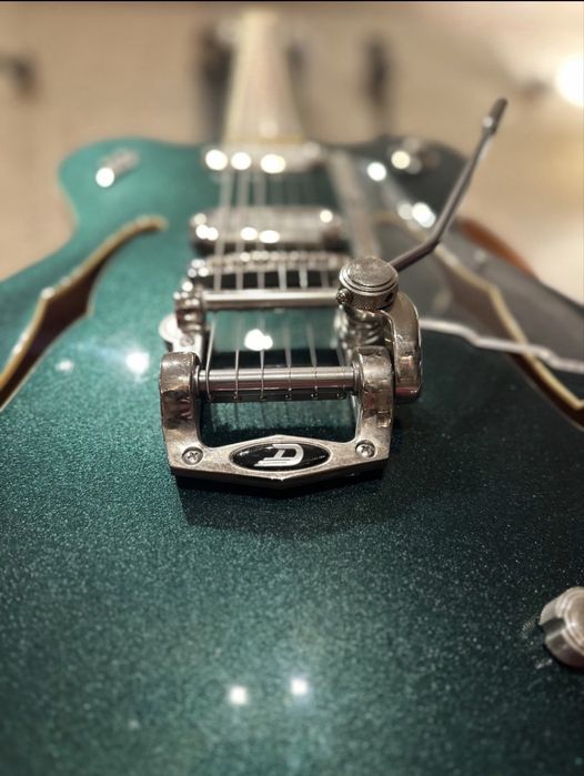 Duesenberg Grand Majesto guitar