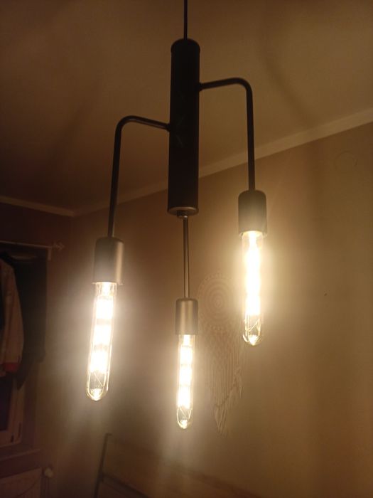 Lampa sufitowa z ozdobnymi żarówkami