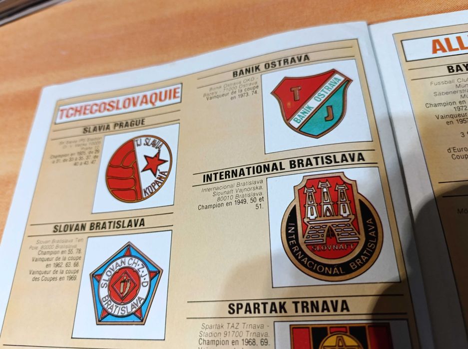 Álbum Futebol Os brasões dos 168 maiores Clubes do Mundo desde 1925