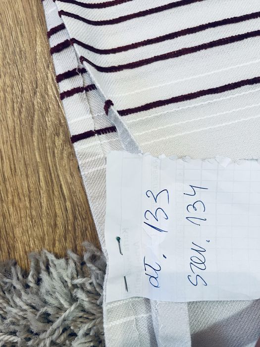133 x 134 piekne kremowe biale zaslony w paski bordowe
