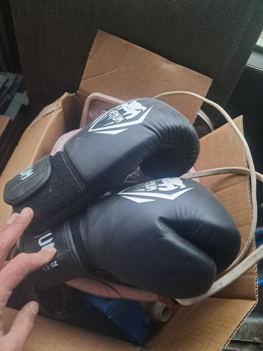 Боксерская груша с перчатками