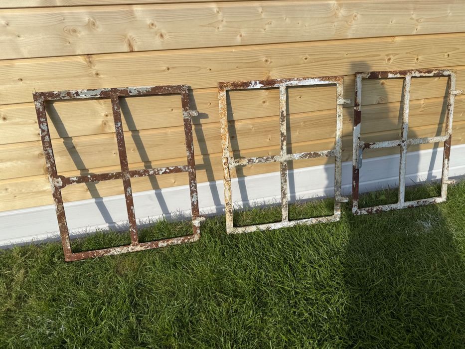 Stare solidne okna żeliwne