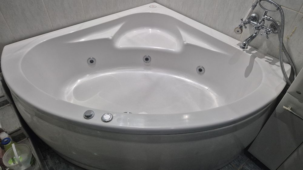 Narożna wanna z hydromasaże 130x130 z obudową