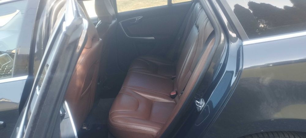 Вольво v60 2014 року