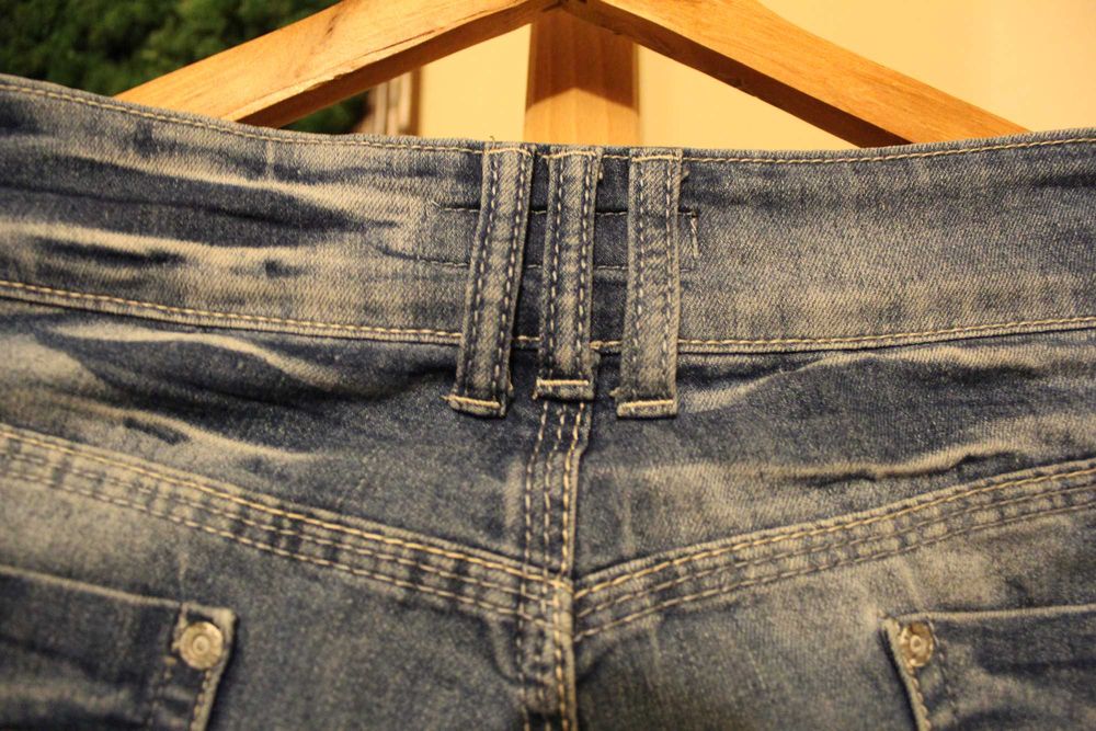 Krótkie spodenki jeansowe z przetarciami, rozmiar 38