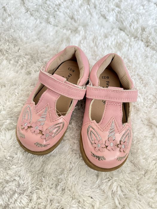 Рожеві туфельки на дівчинку