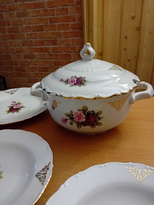 Porcelanowy zestaw obiadowy zdobiony 22 karatowym złotem Bavaria