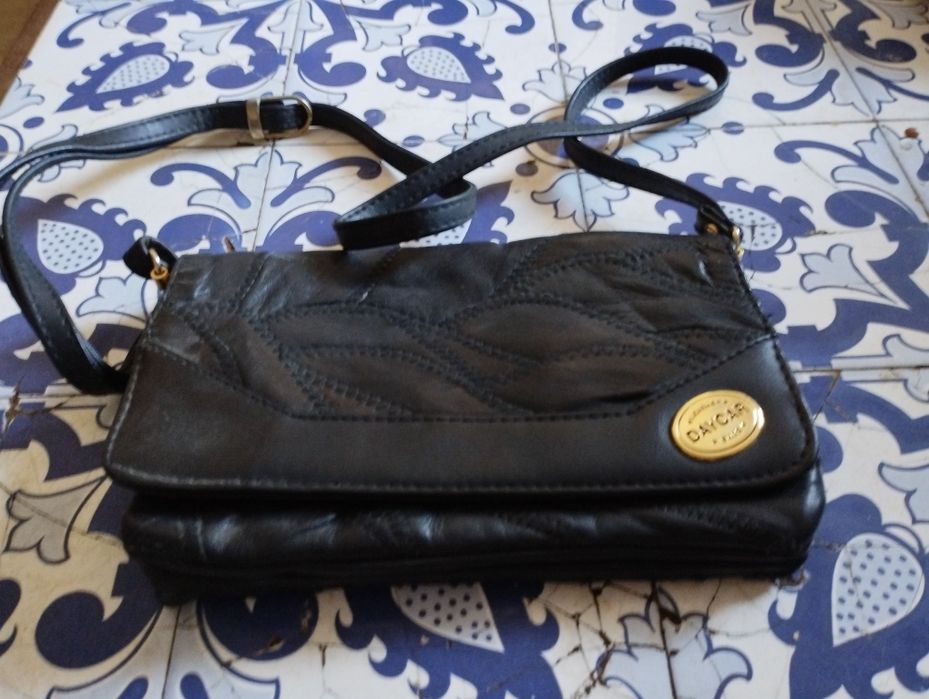 Mala de senhora negra á tiracolo